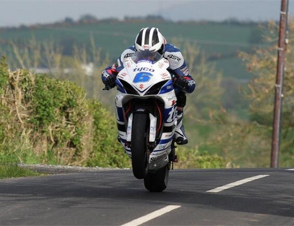 William Dunlop clinches 1st win on his Tyco Suzuki at Tandragee 100